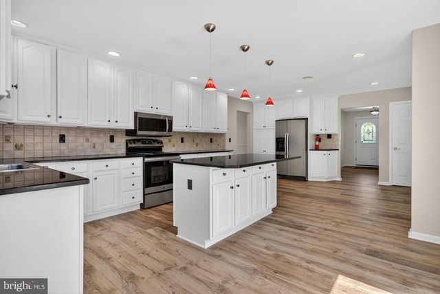 160 COUNTRY FARMS RD, Marlton, NJ 08053