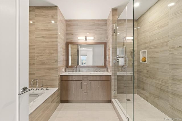 100 Garvies Point Road 1324, Glen Cove, NY 11542