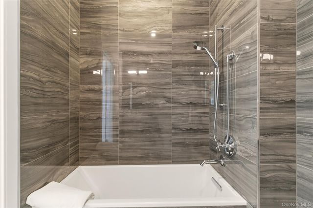 100 Garvies Point Road 1324, Glen Cove, NY 11542