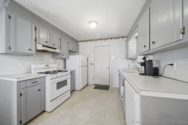 8935 E 49th Street, Tulsa, OK 74145