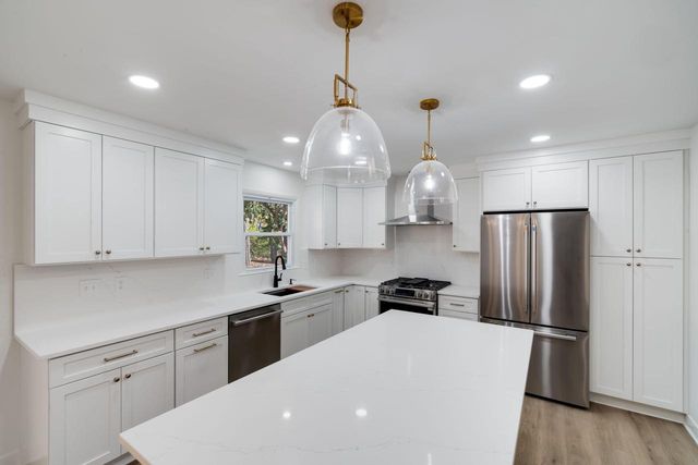 21740 W Lochinvar LANE, New Berlin, WI 53146