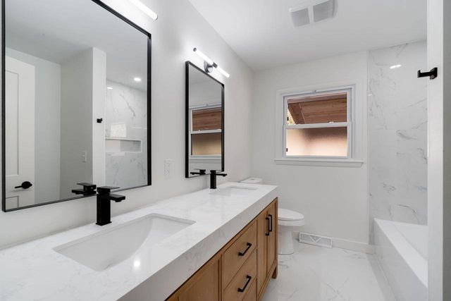 21740 W Lochinvar LANE, New Berlin, WI 53146