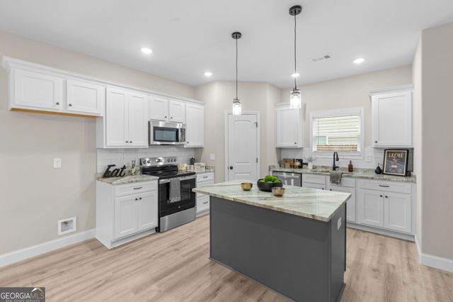 302 Beau Claire Circle, Byron, GA 31008