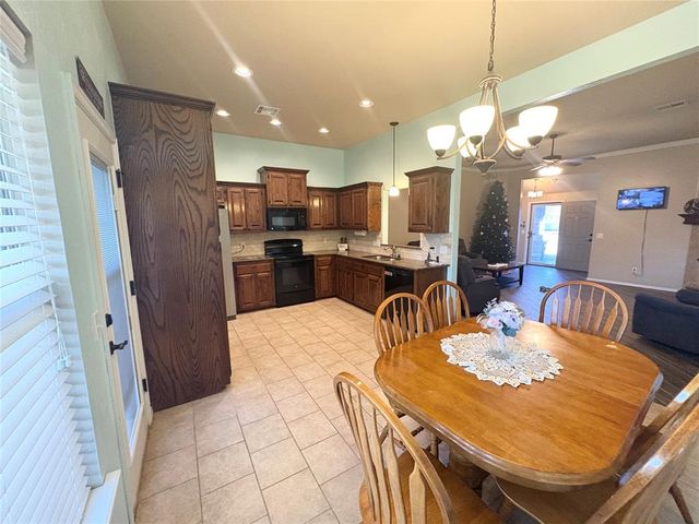 1917 Hebron Court, Yukon, OK 73099