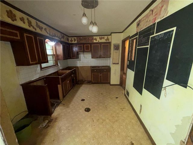 509 SW Westminister Road, Blue Springs, MO 64014