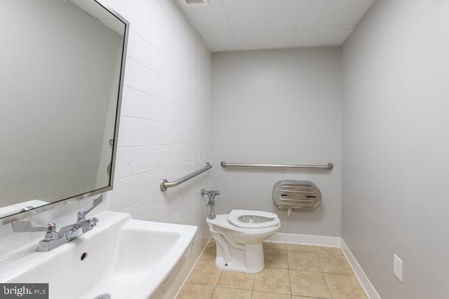 411 COMMERCE LN, West Berlin, NJ 08091