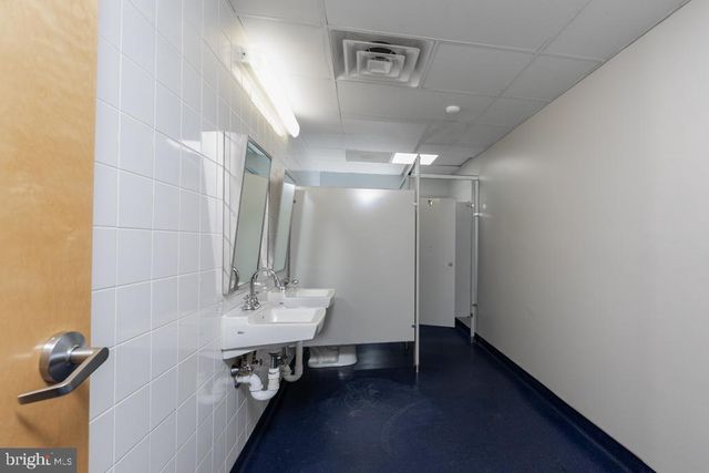 411 COMMERCE LN, West Berlin, NJ 08091