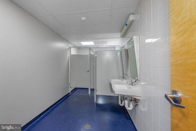 411 COMMERCE LN, West Berlin, NJ 08091