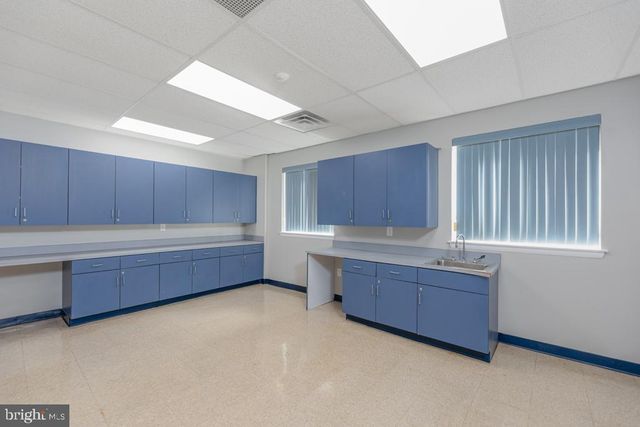 411 COMMERCE LN, West Berlin, NJ 08091