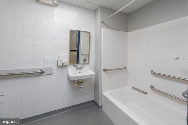 411 COMMERCE LN, West Berlin, NJ 08091