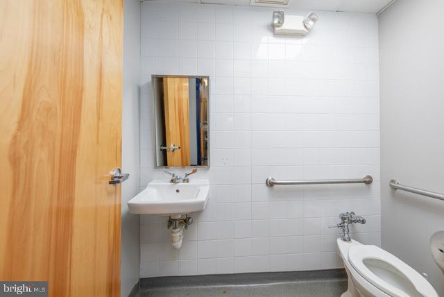 411 COMMERCE LN, West Berlin, NJ 08091