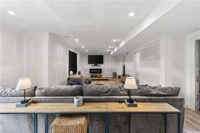 211 E Whispering Hills Boulevard, Lone Jack, MO 64070