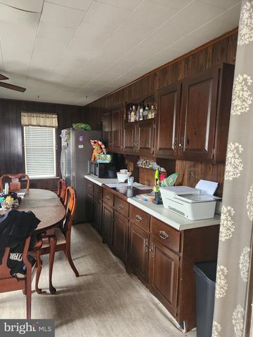 10 N FRONT ST, Saint Clair, PA 17970