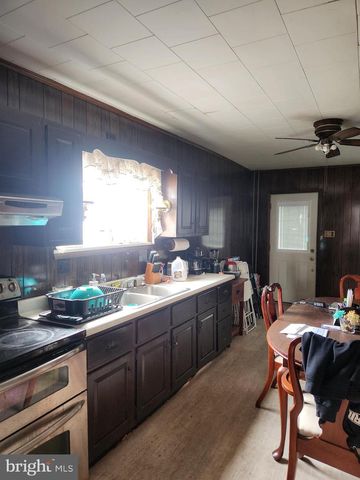 10 N FRONT ST, Saint Clair, PA 17970