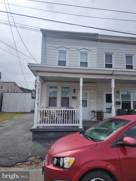 10 N FRONT ST, Saint Clair, PA 17970