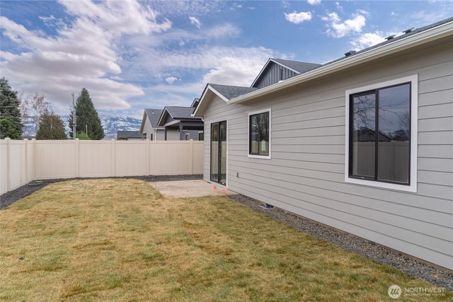 579 S Perry Avenue, East Wenatchee, WA 98802