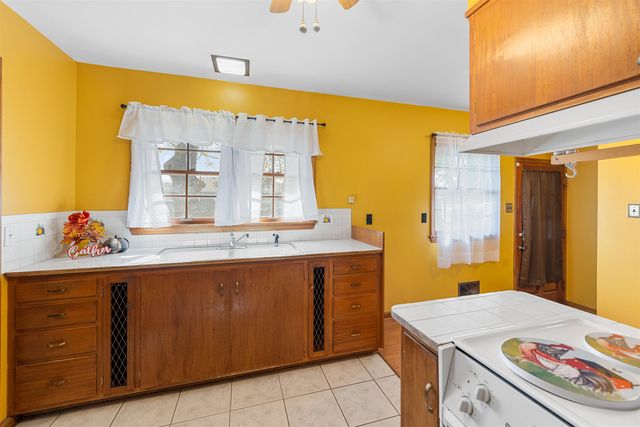 1018 Manor Rd, Salina, KS 67401