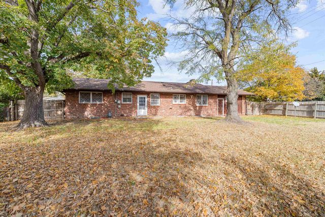 1018 Manor Rd, Salina, KS 67401