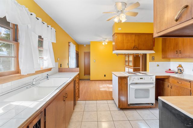 1018 Manor Rd, Salina, KS 67401