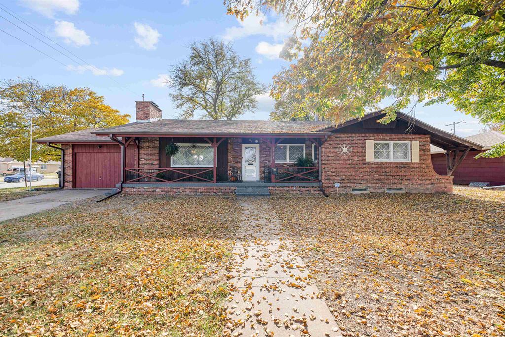 1018 Manor Rd, Salina, KS 67401