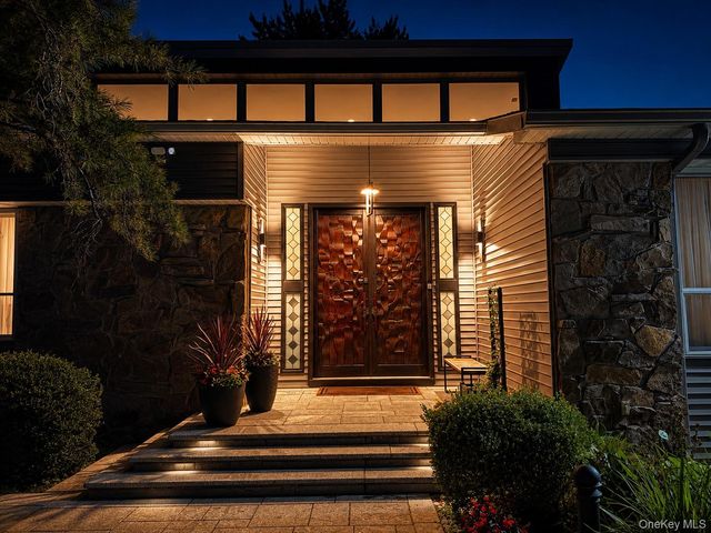 27 Windemere Way, Woodbury, NY 11797