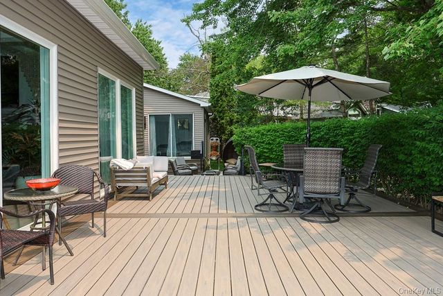 27 Windemere Way, Woodbury, NY 11797