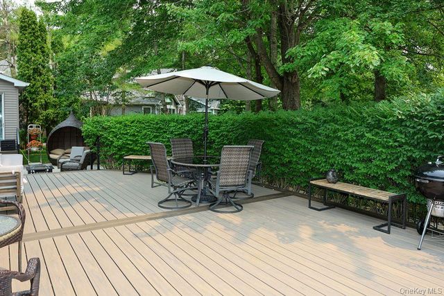 27 Windemere Way, Woodbury, NY 11797