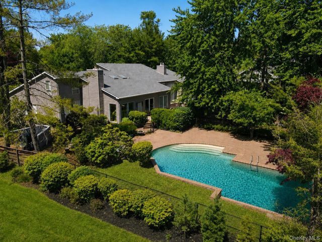 27 Windemere Way, Woodbury, NY 11797