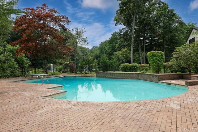 27 Windemere Way, Woodbury, NY 11797