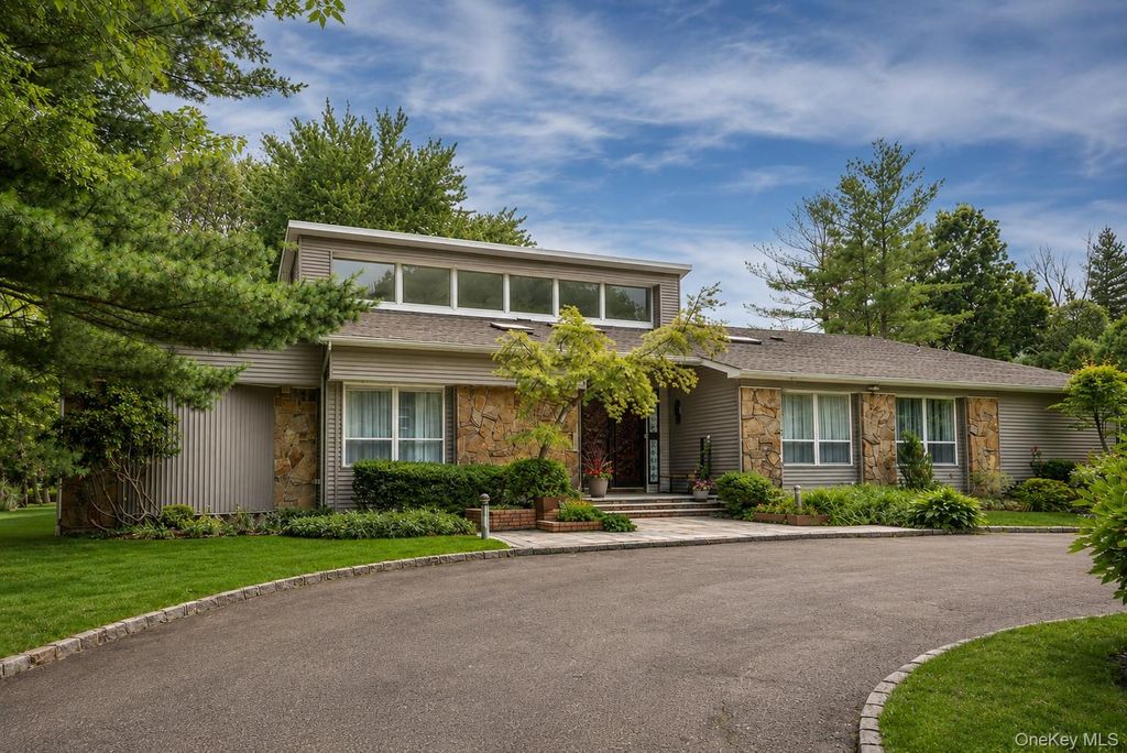 27 Windemere Way, Woodbury, NY 11797
