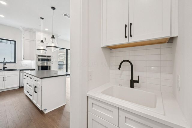 2842 Gunnison Drive, 204, Columbus, OH 43228