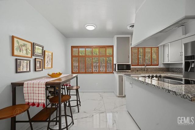2901 Summit Circle, Bakersfield, CA 93306