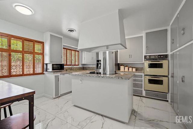 2901 Summit Circle, Bakersfield, CA 93306
