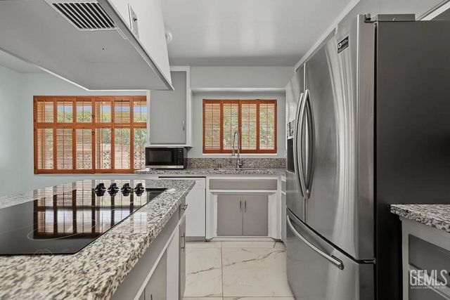 2901 Summit Circle, Bakersfield, CA 93306