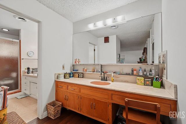2901 Summit Circle, Bakersfield, CA 93306