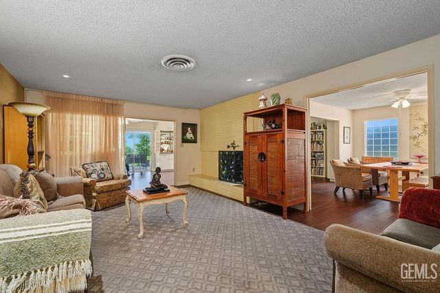 2901 Summit Circle, Bakersfield, CA 93306