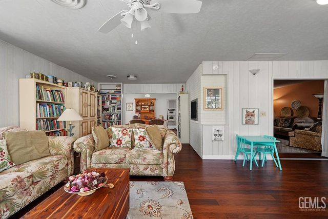 2901 Summit Circle, Bakersfield, CA 93306