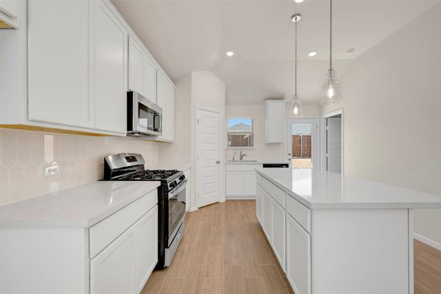 7513 Fenton Parkway, Pilot Point, TX 76258