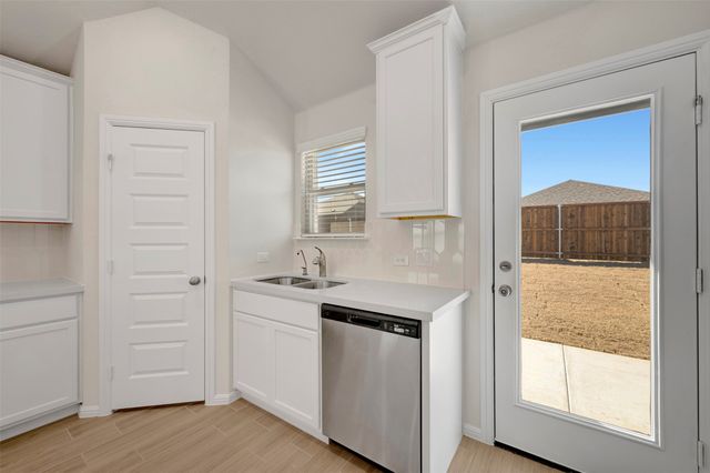 7513 Fenton Parkway, Pilot Point, TX 76258