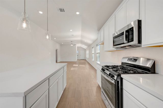 7513 Fenton Parkway, Pilot Point, TX 76258