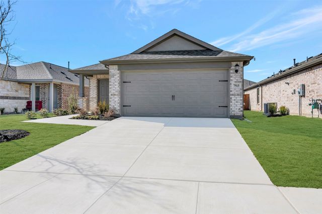 7513 Fenton Parkway, Pilot Point, TX 76258