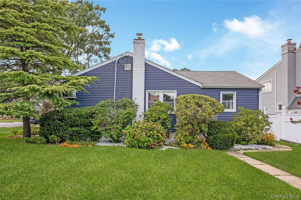 108 Woods Avenue, Malverne, NY 11565 — photo 4