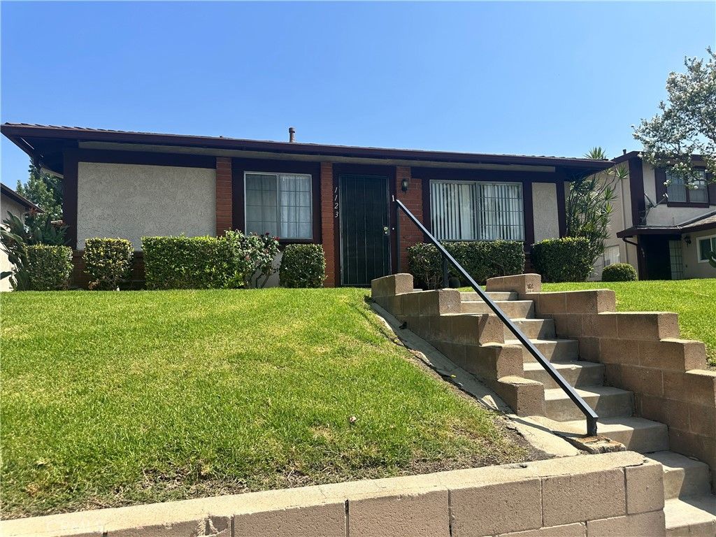 Image 2 of property listing at 1123 W Sierra Madre 1, Azusa, CA 91702