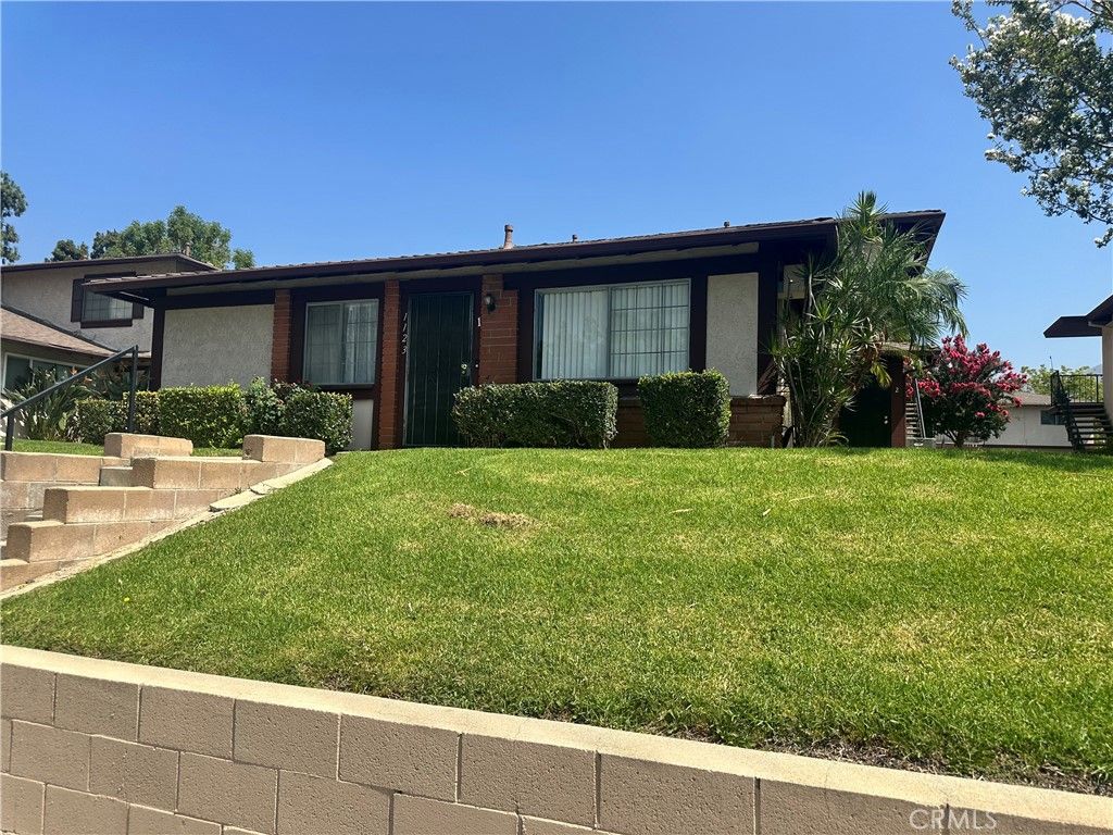 Image 3 of property listing at 1123 W Sierra Madre 1, Azusa, CA 91702