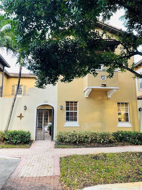 535 SW 146th Ter 3-8, Pembroke Pines, FL 33027