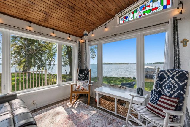 W10285 Shorecrest DRIVE, Fox Lake, WI 53933