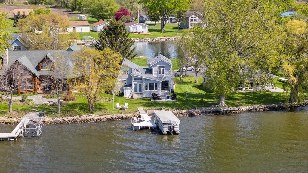 W10285 Shorecrest DRIVE, Fox Lake, WI 53933