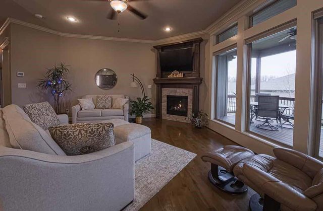 1696 NE Parkwood Drive, Lee's Summit, MO 64064