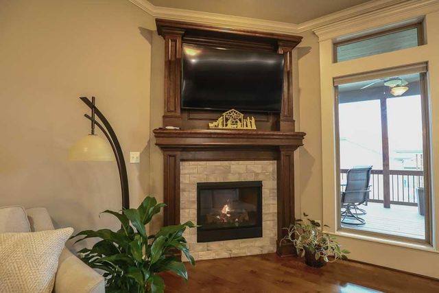 1696 NE Parkwood Drive, Lee's Summit, MO 64064