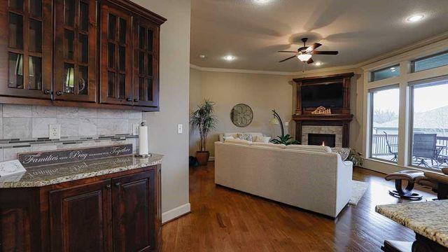 1696 NE Parkwood Drive, Lee's Summit, MO 64064